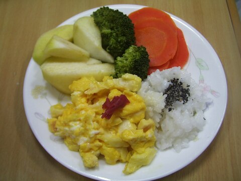 ごはんと、はんぺんたまご、野菜の盛り合わせ